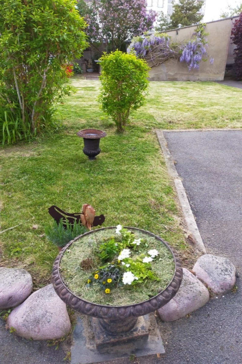 Agréable jardin de 300m² avec transats et barbecue.
