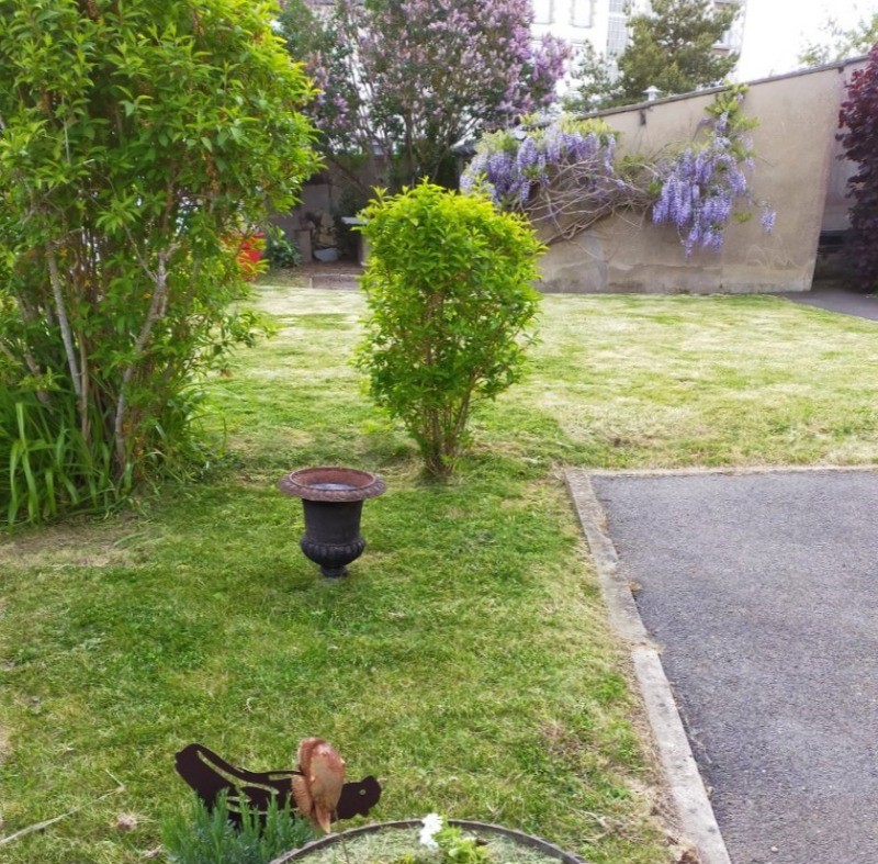 Agréable jardin de 300m² avec transats et barbecue.