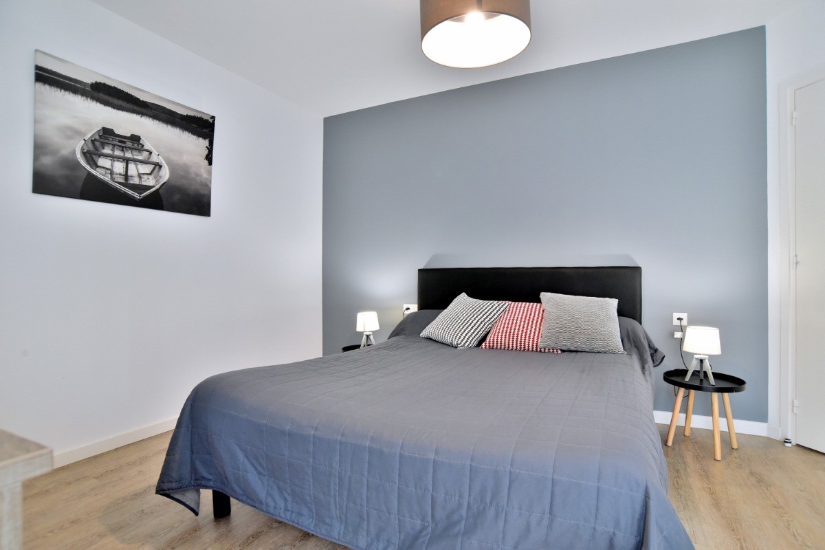 Chambre 1 pour 2 personnes au RDC (lit queen size 160x190).