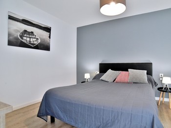 Chambre 1 pour 2 personnes au RDC (lit queen size 160x190).