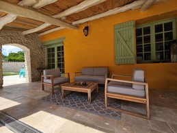 Auvent au bord de la piscine pour se mettre à l'ombre