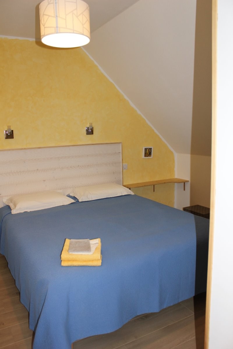 La chambre jaune avec un lit en 160