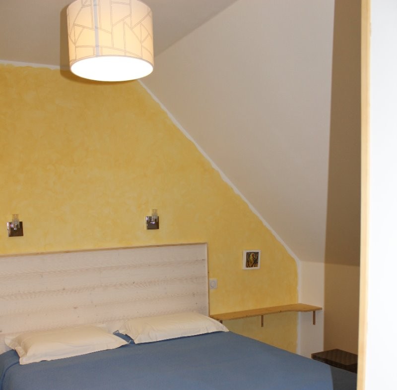 La chambre jaune avec un lit en 160