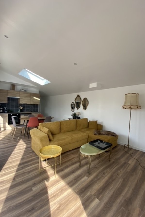 Agréable pièce de vie particulièrement ensoleillée grâce à ses larges baies vitrées. Coin cuisine bien équipée, coin séjour et coin salon (canapé convertible pour 2 personnes 140 x 190 cm).