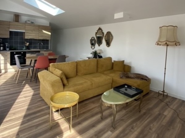 Agréable pièce de vie particulièrement ensoleillée grâce à ses larges baies vitrées. Coin cuisine bien équipée, coin séjour et coin salon (canapé convertible pour 2 personnes 140 x 190 cm).