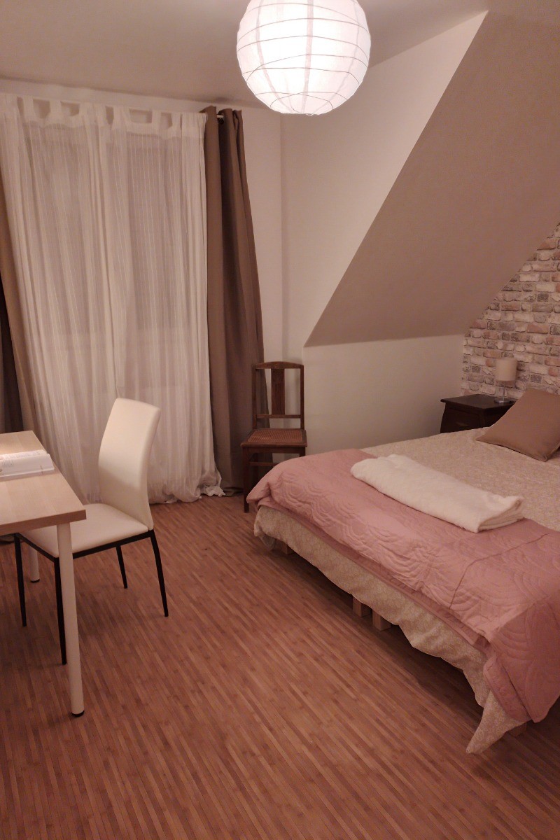 Chambre 1 avec bureau et 2 couchages