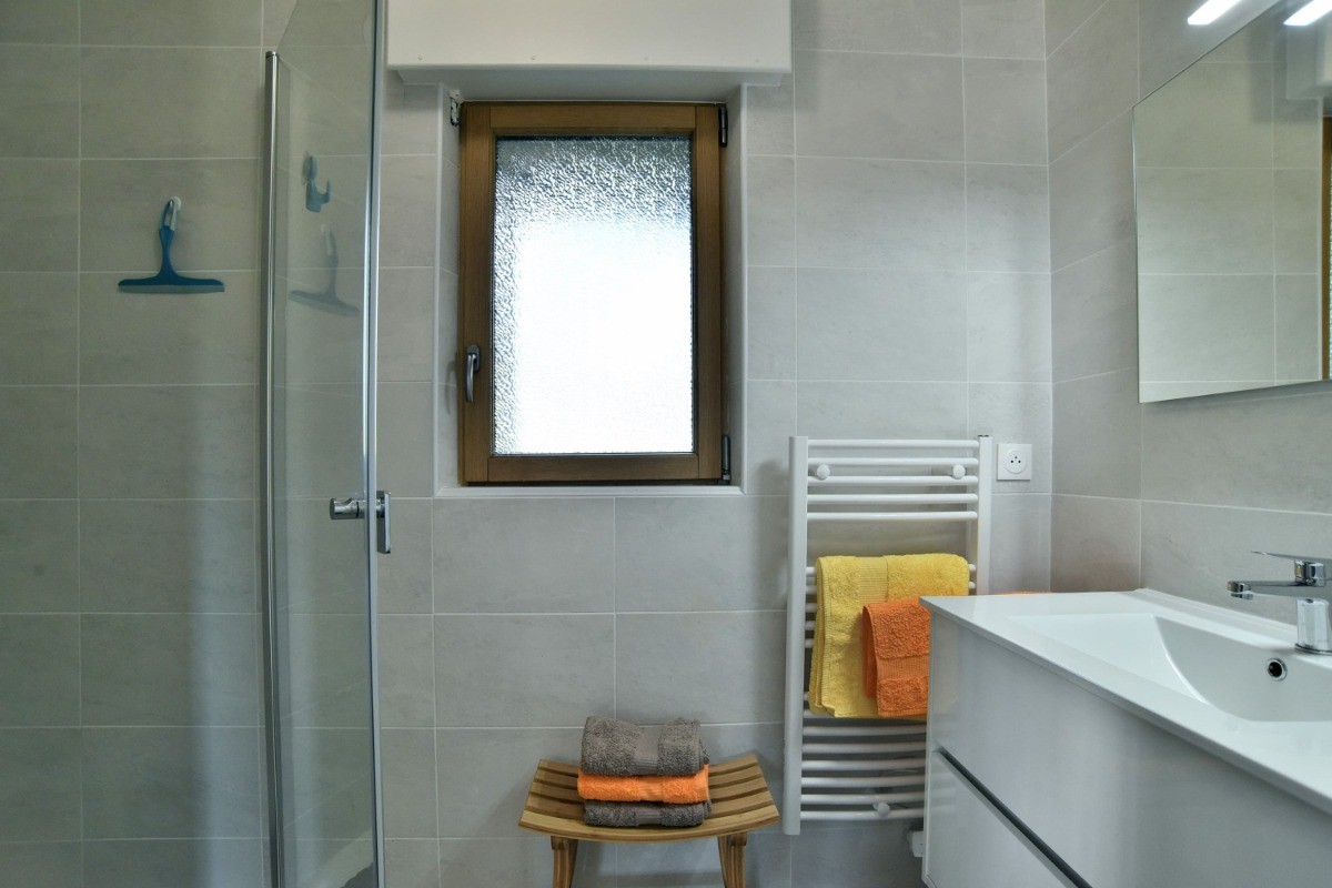 Salle d'eau au RDC de plain-pied avec douche grande dimension.