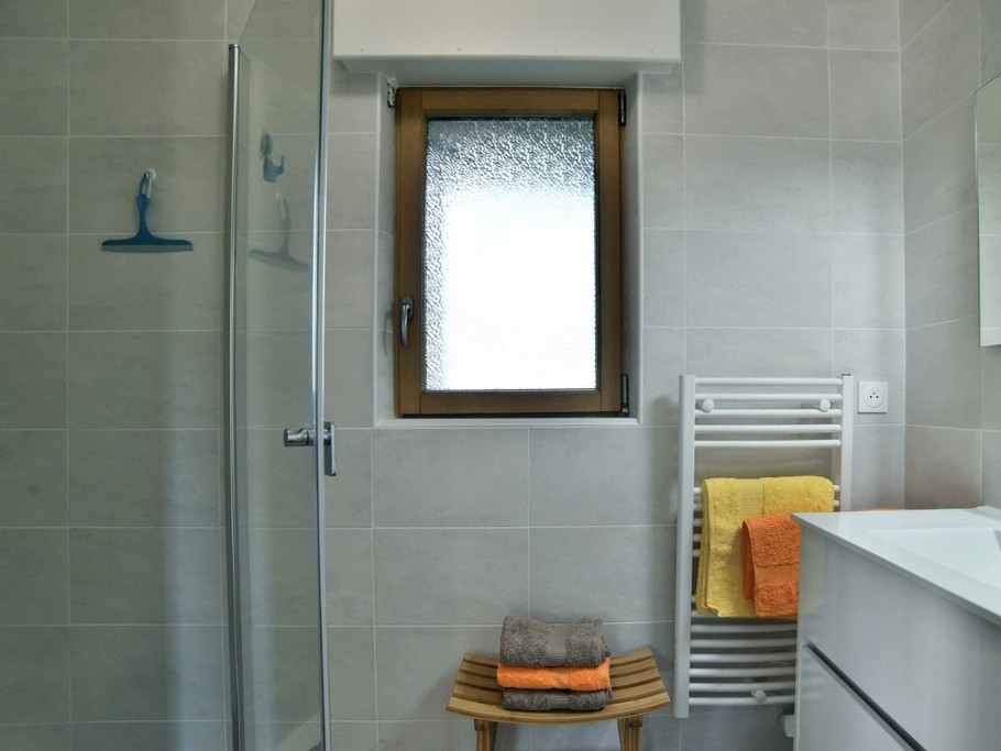 Salle d'eau au RDC de plain-pied avec douche grande dimension.