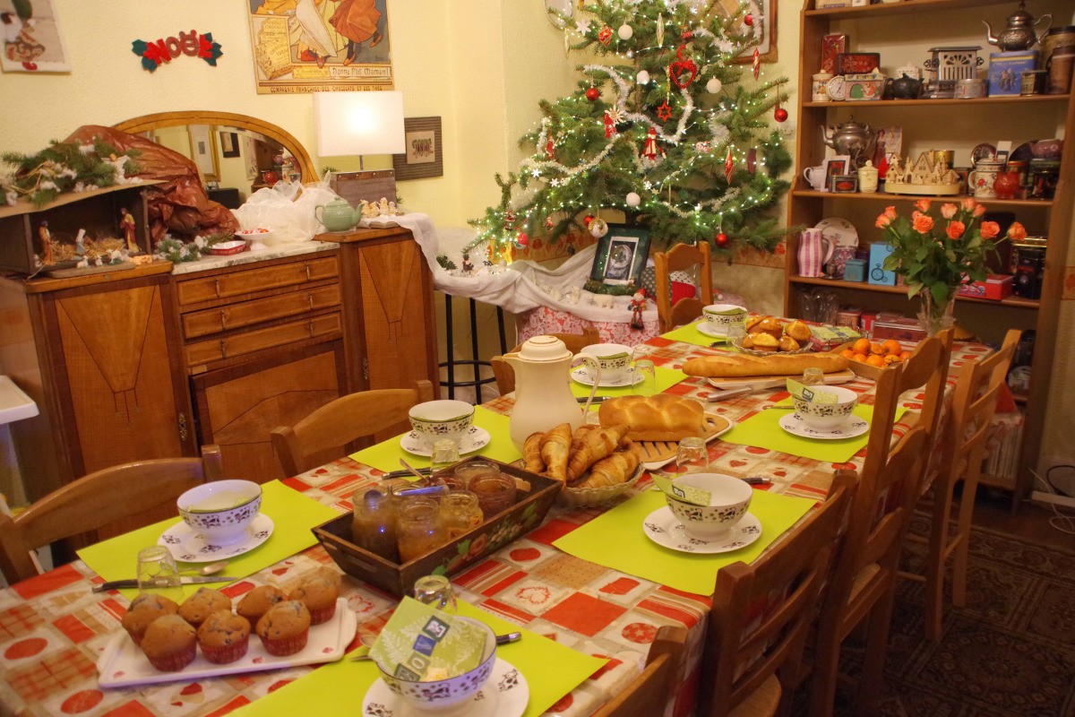 Les petit-déjeuners copieux sont servis dans la salle-à-manger de l'ancien presbytère.