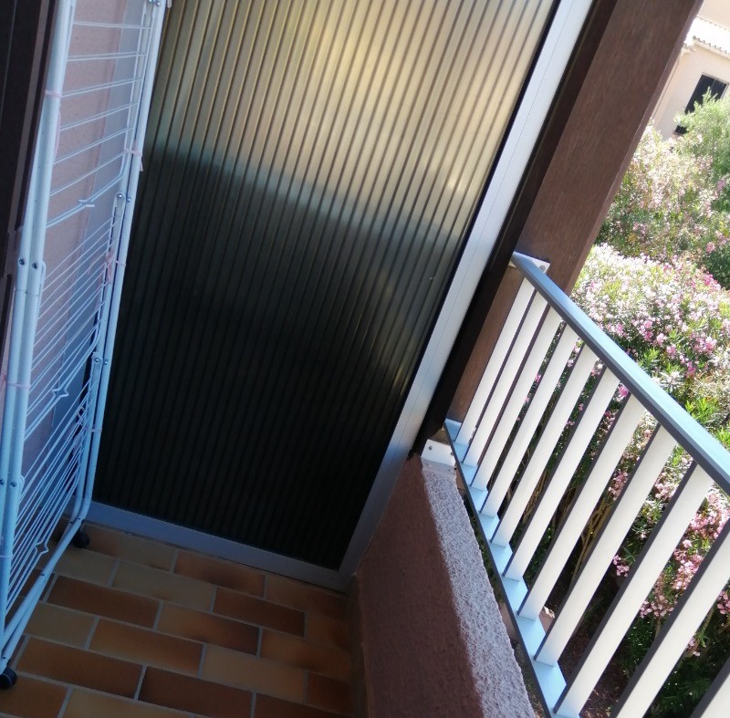 balcon de la chambre principale avec séchoir pour linge