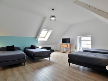 Chambre 4 pour 4 personnes au 1er étage (4 lits de 90x190 cm ou 2 lits de 180x90 cm)