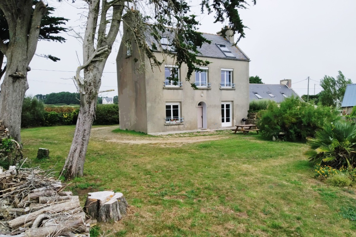 Photo extérieure de la maison en cours de ravalement