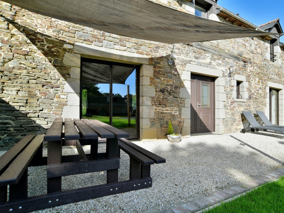 Agréable terrasse ombragée et sans vis-à-vis. A votre disposition : 2 transats, des jeux pour enfants, un barbecue à la belle saison. Et aussi, un abris clos pour vos vélos / paddle / kayak, etc.