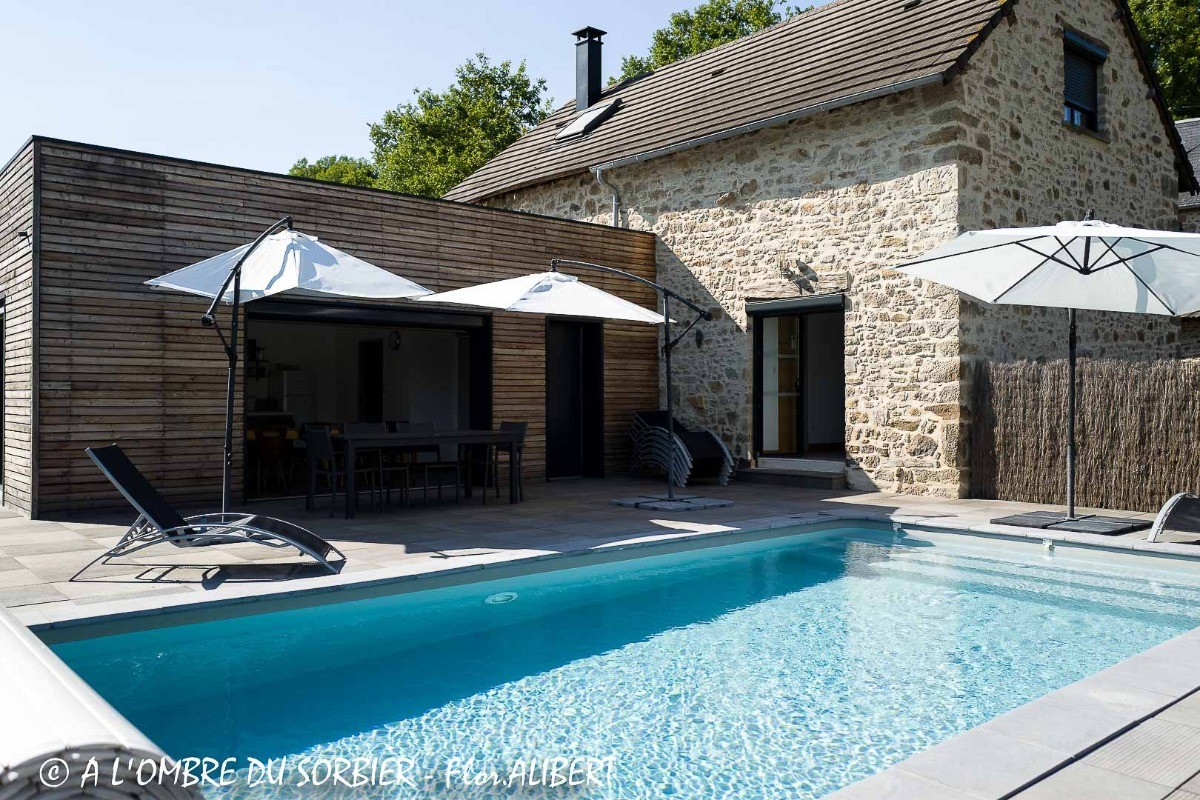 A l'Ombre du Sorbier Terrasse et piscine Vue sur gîte