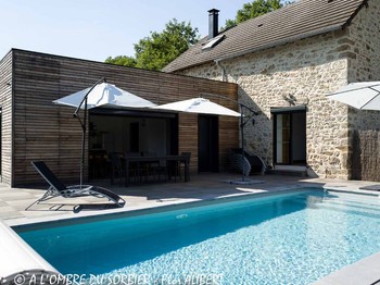 A l'Ombre du Sorbier Terrasse et piscine Vue sur gîte