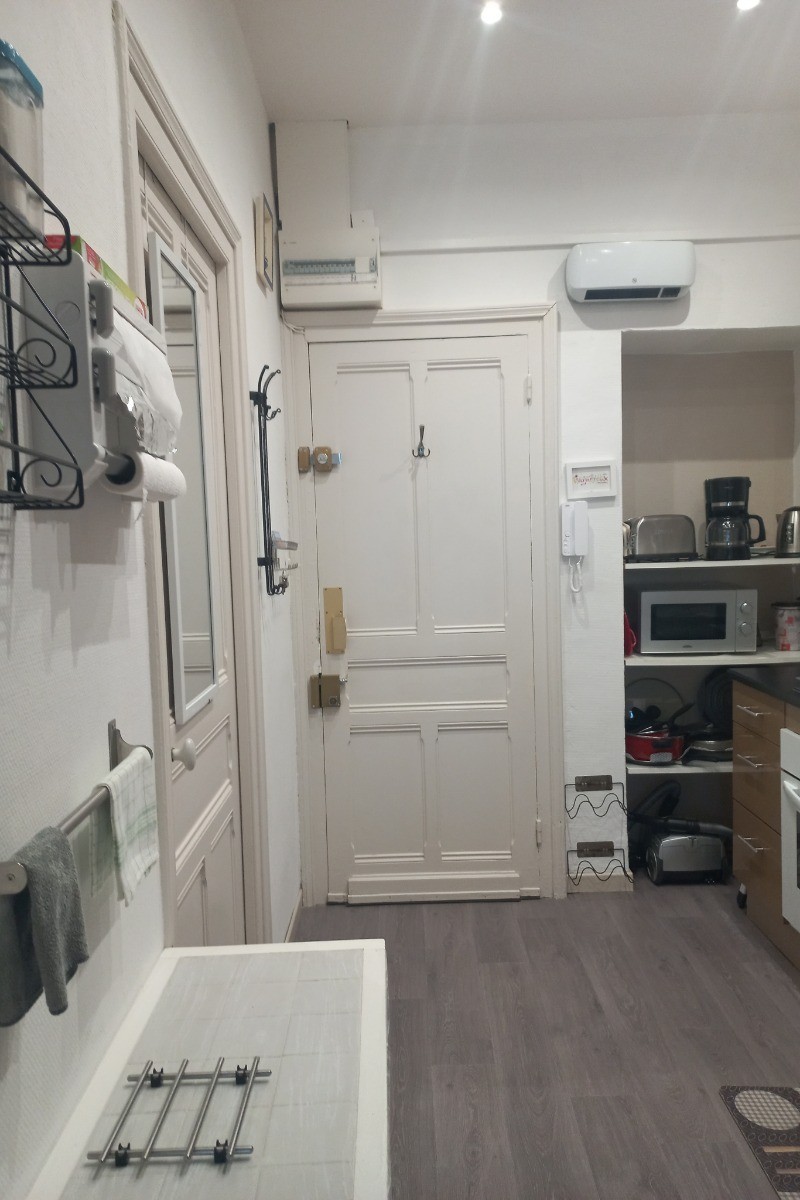 entrée qui donne dans la cuisine