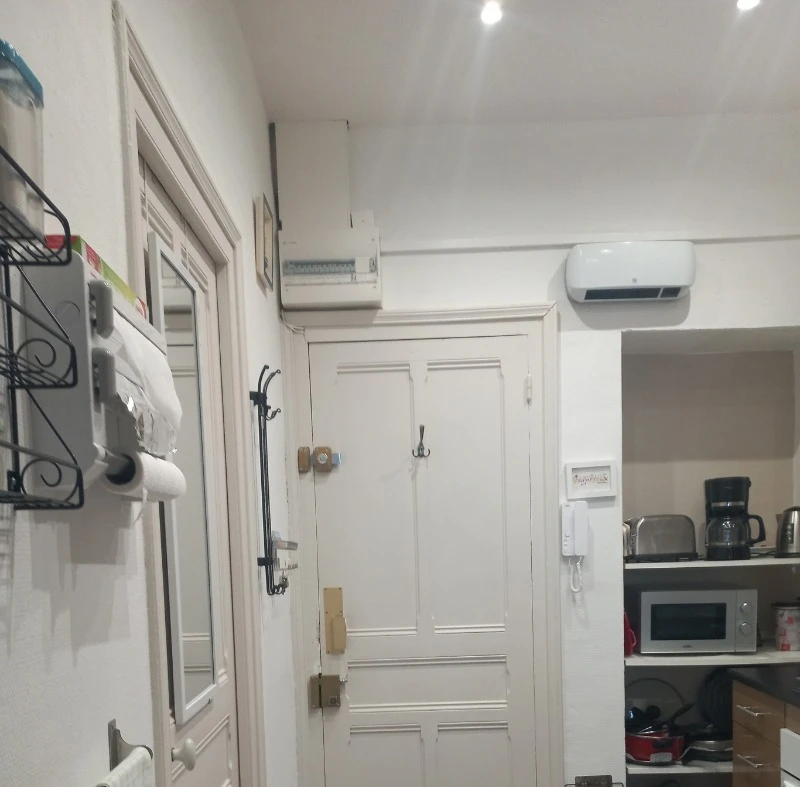 entrée qui donne dans la cuisine