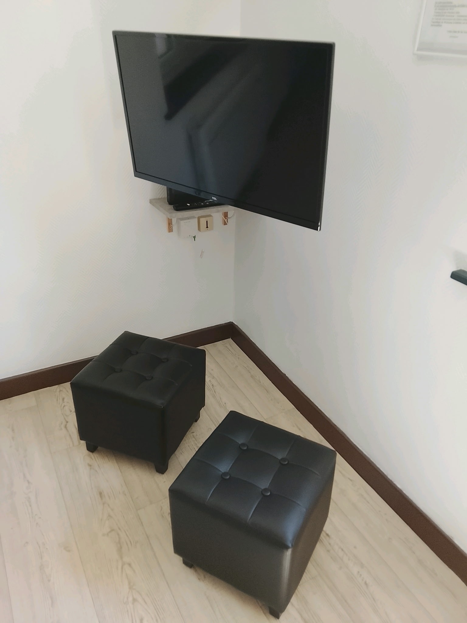 TV corner+wifi+2 footstools