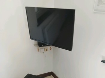 TV corner+wifi+2 footstools
