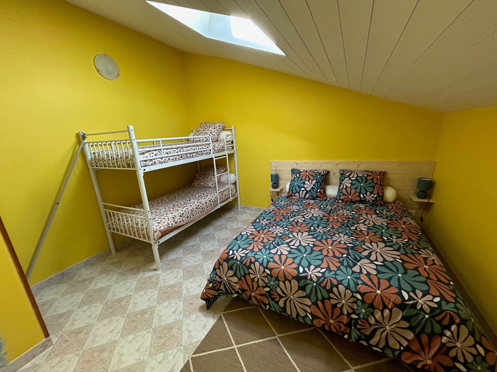Chambre avec lit double + lit superposé