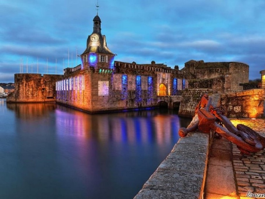Enclosed town Concarneau