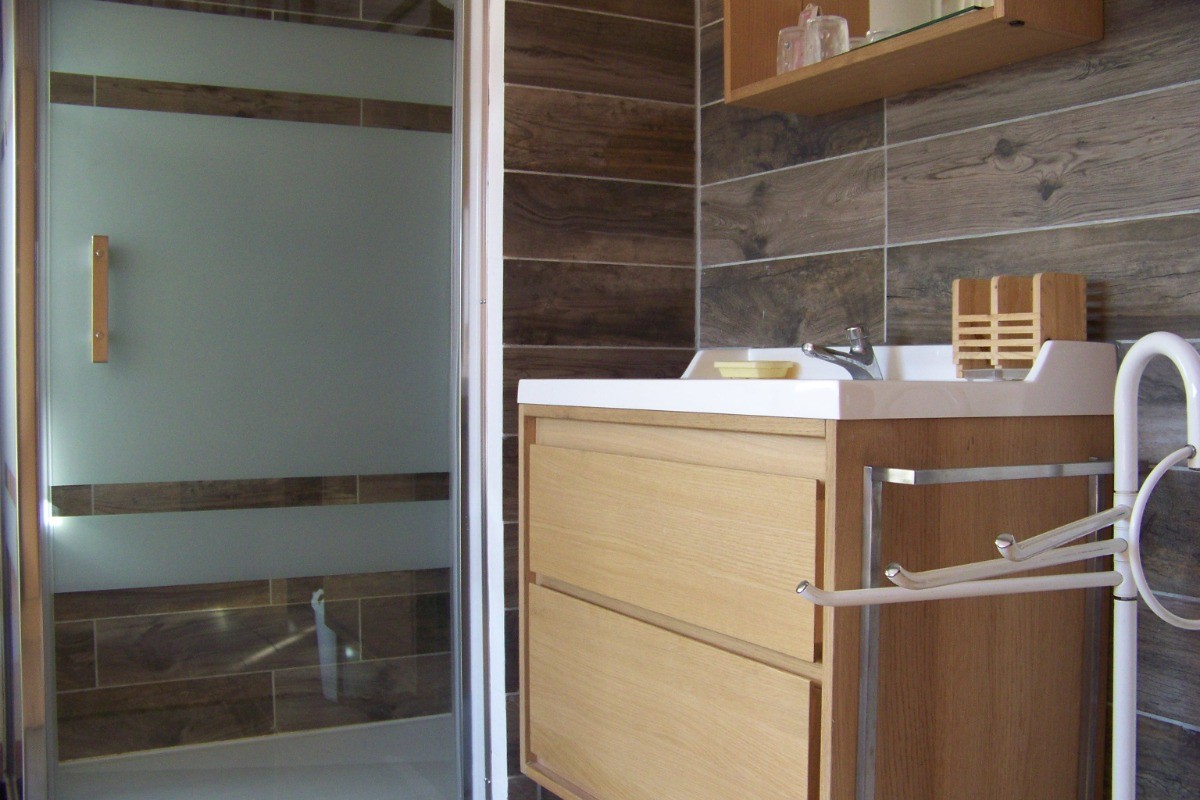 douche italienne et lavabo chambre parentale LA VAGUE OCEANE OLERONAISE