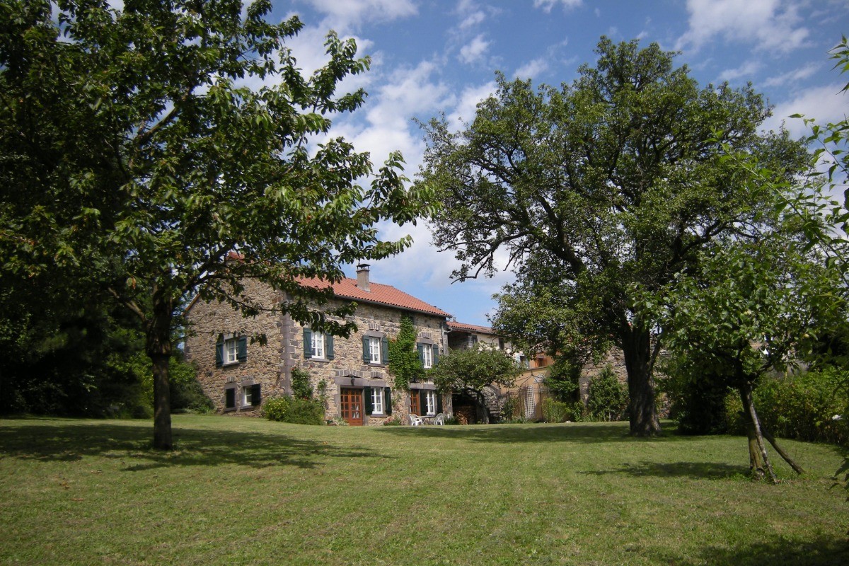 La maison vue du fond du grand jardin