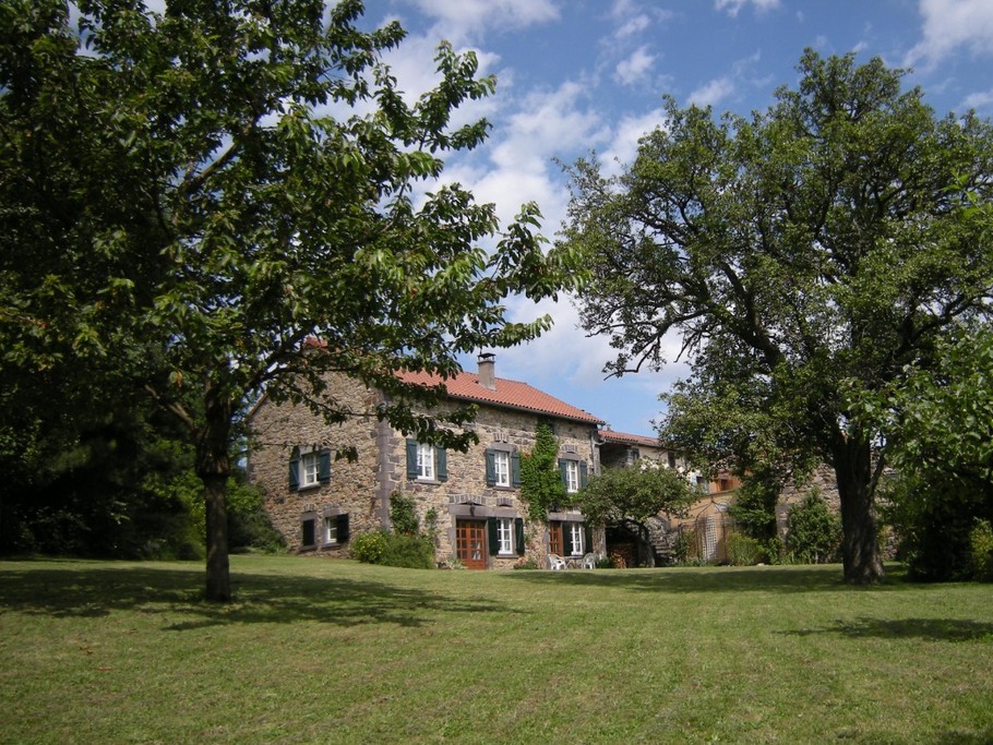 La maison vue du fond du grand jardin