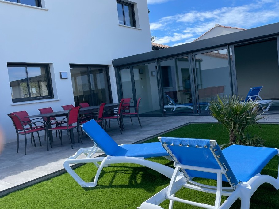 Jardin avec accès piscine