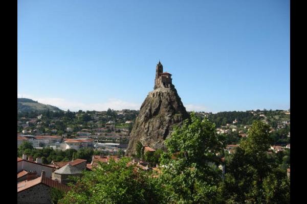 le Rocher St Michel d'Aiguilhe (commune jouxtant le Puy-en-Velay)