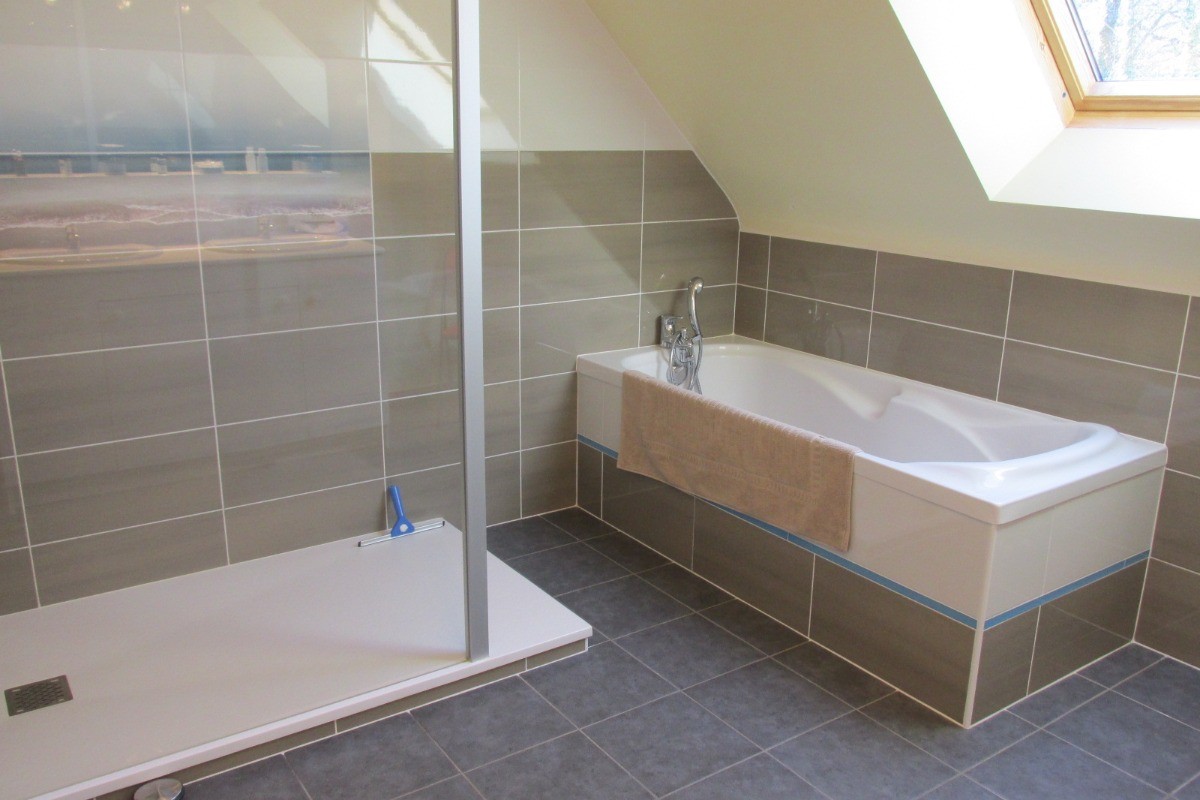 Salle de bains de l'étage avec douche à l'italienne
