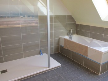 Salle de bains de l'étage avec douche à l'italienne