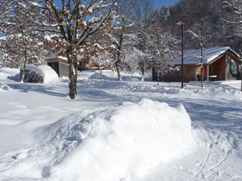 Vue large de nos chalets en hiver