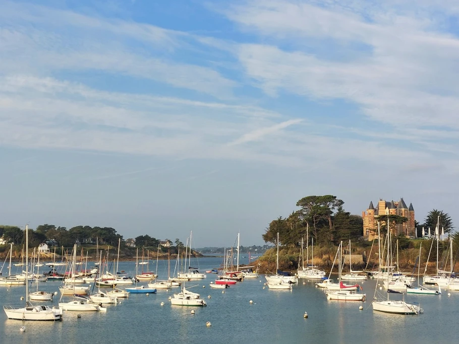 Port de Saint-Briac, à 2 minutes à pied de la résidence. 
Crédits photos : Yannick Goulvestre