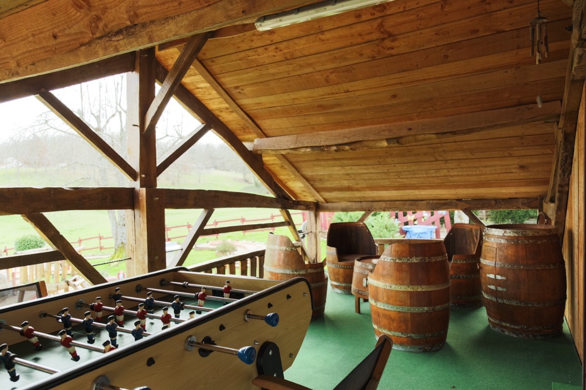 Terrasse avec espace détente et babyfoot