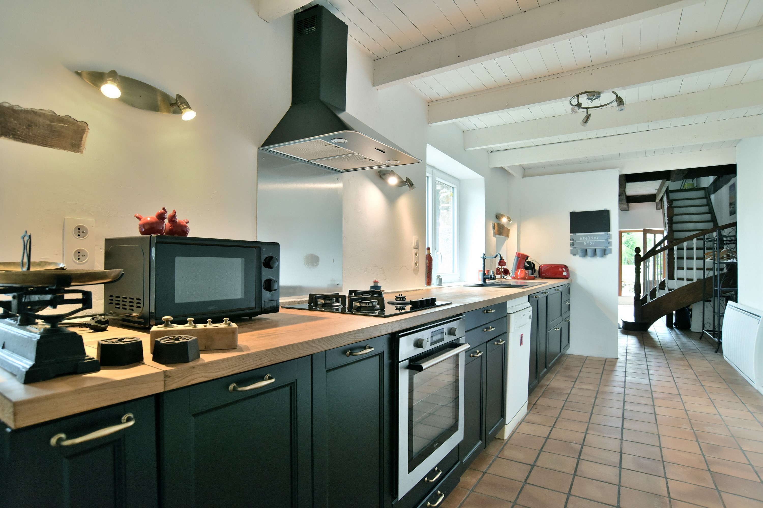 Cuisine parfaitement équipée en ustensiles de cuisine et en appareils électroménager.