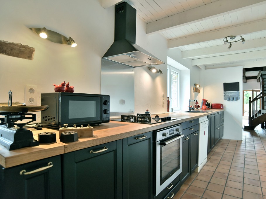 Cuisine parfaitement équipée en ustensiles de cuisine et en appareils électroménager.