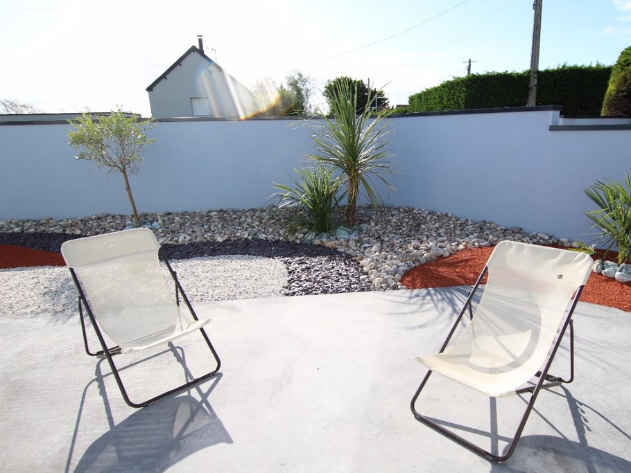 terrasse et jardin minéral devant la piscine