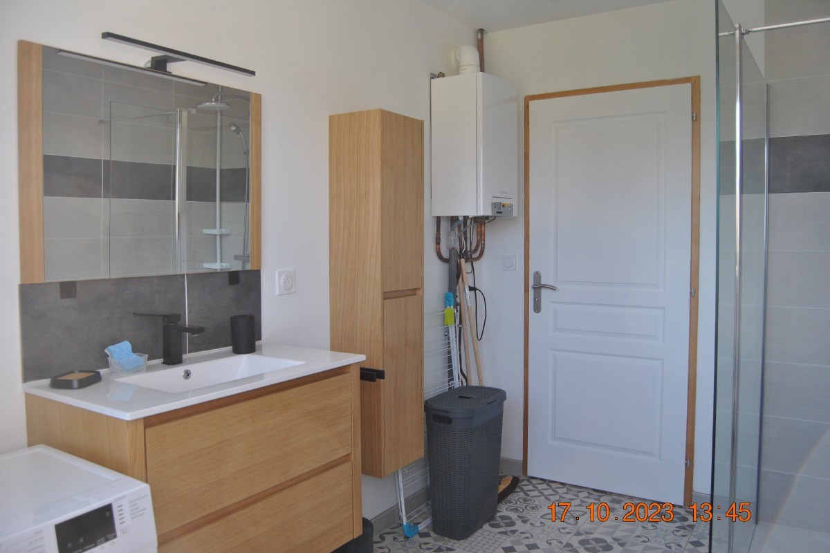 Salle d'eau moderne comprenant 1 lave linge, 1 sèche cheveux, 1 table à repasser + 1 fer et les WC. (Appartement L'entre 2 Caps)
