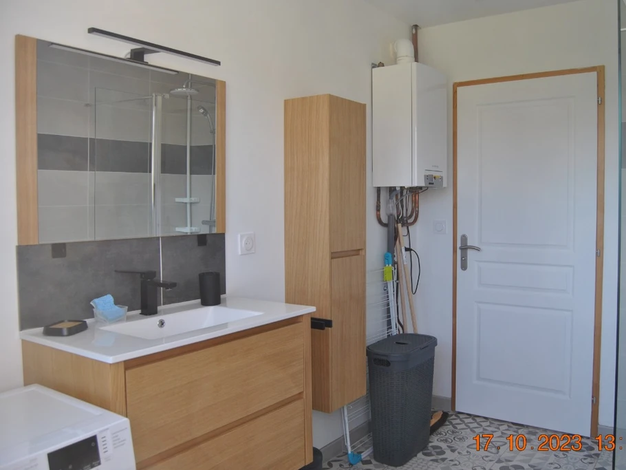 Salle d'eau moderne comprenant 1 lave linge, 1 sèche cheveux, 1 table à repasser + 1 fer et les WC. (Appartement L'entre 2 Caps)