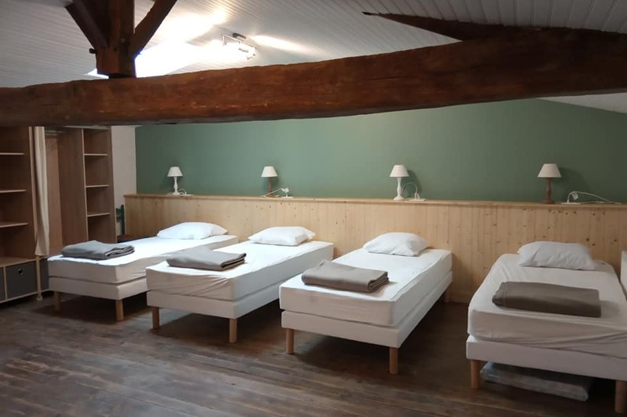chambre dortoir avec 4 lits + 3 lits en couchette