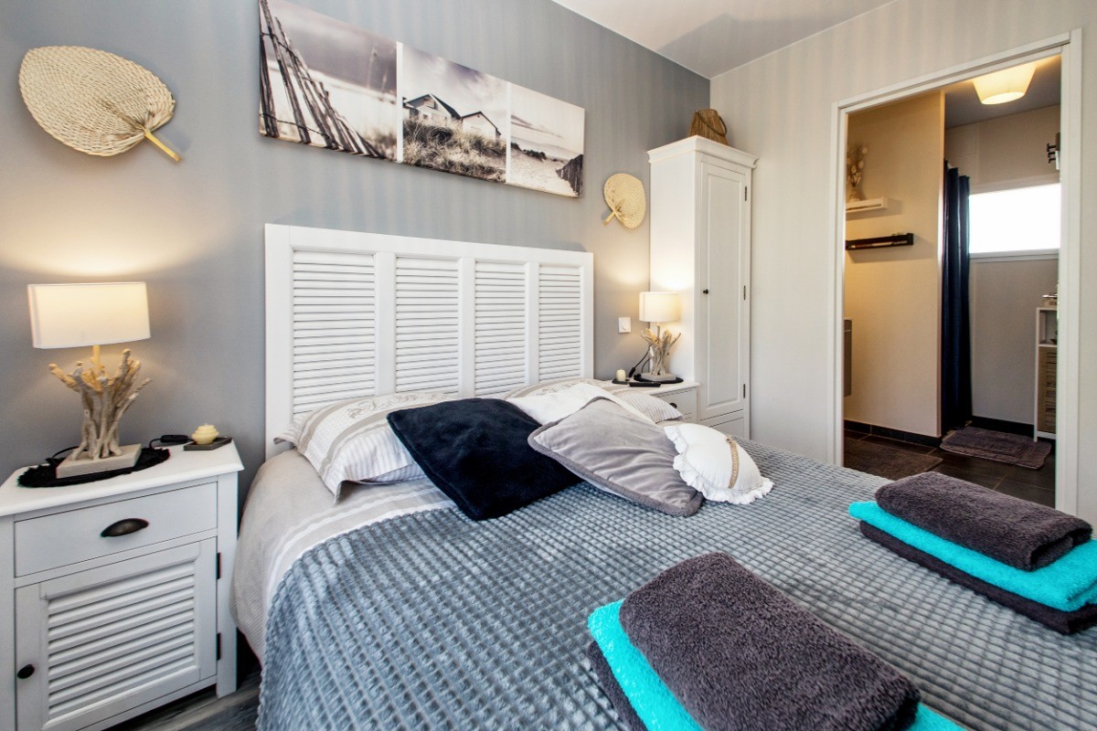 Chambre 1 RDC avec SDB attenante.