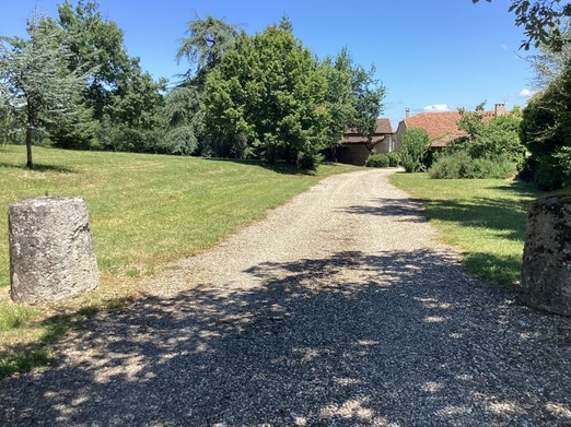 Entrée principale de la propriété