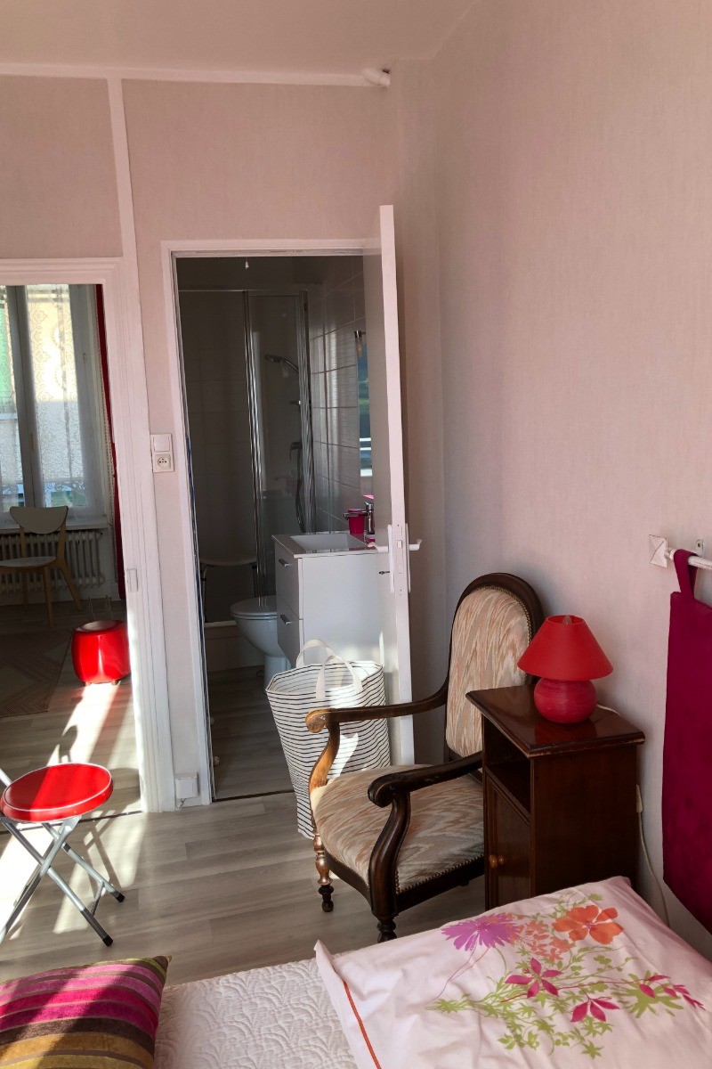 Autre vue de la chambre avec accès direct salle de bain+wc