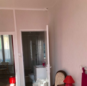 Autre vue de la chambre avec accès direct salle de bain+wc