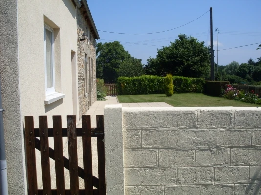 jardin clos devant la maison