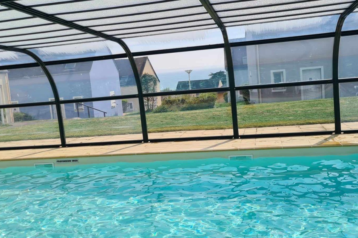 Piscine couverte et chauffée en accès dans la résidence (piscine commune)