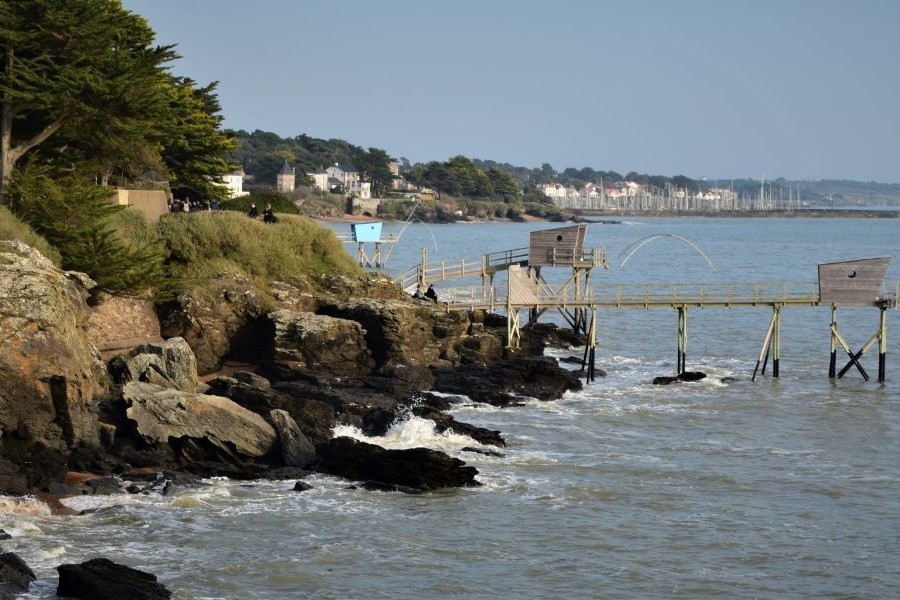 Le sentier côtier bordé de pêcheries sur des kilomètres