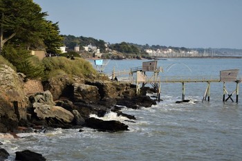 Le sentier côtier bordé de pêcheries sur des kilomètres