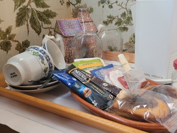 Chambre d'hôtes Clévacances, Ploluha, chez M. et Mme Mac Lachlan, la chambre familiale avec son plateau d'accueil